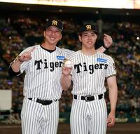 プロ初勝利を挙げ、藤川監督（左）と記念撮影する工藤（撮影・西田忠信）