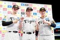 お立ち台でポーズを決める（左から）佐藤輝、工藤、大山（撮影・西田忠信）
