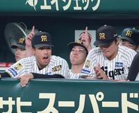 勝利の瞬間、工藤（中央）は指を天に向け喜ぶ（撮影・山口登）