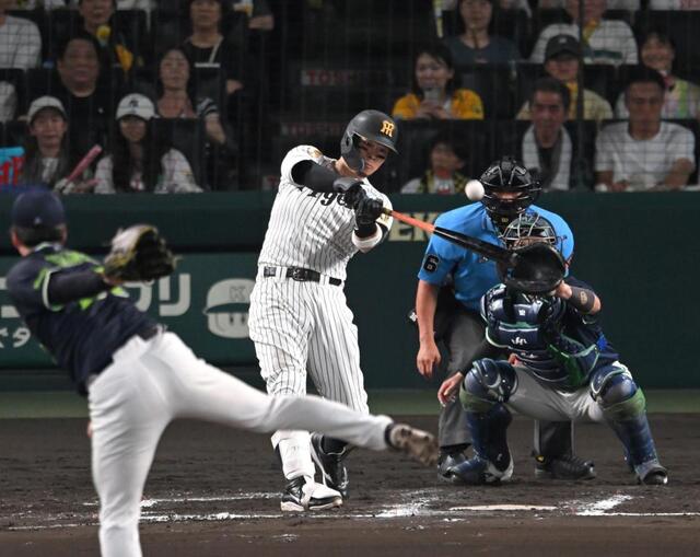 阪神 佐藤輝が先制の18号2ラン
