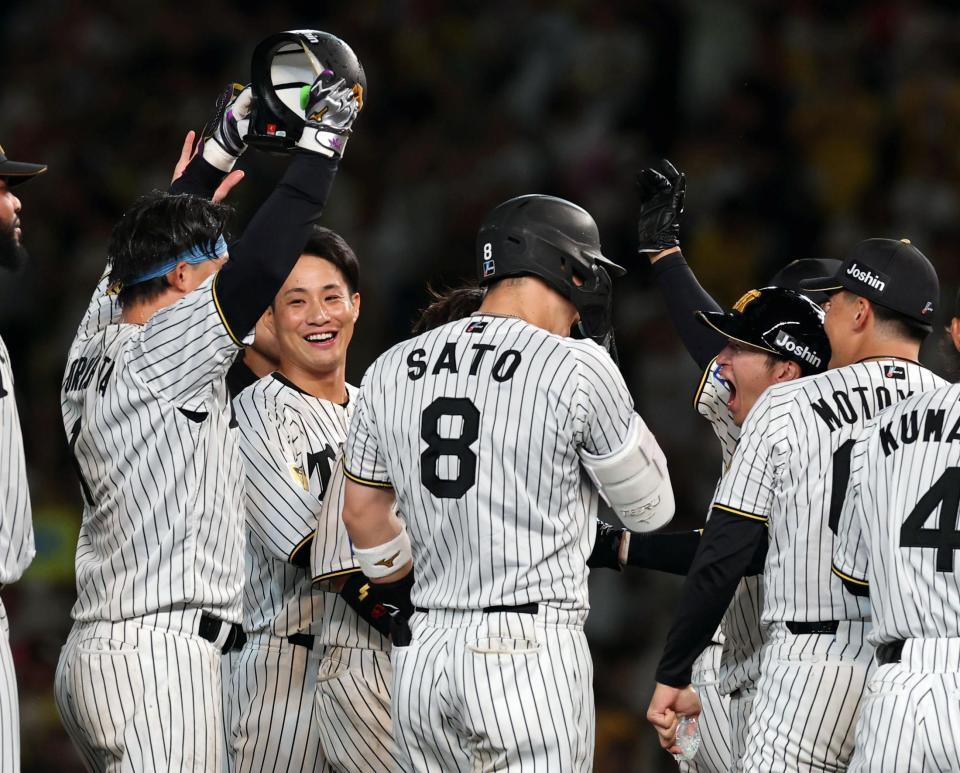 ９回、サヨナラ打を放った森下（左）と喜ぶ近本（中央右）ら阪神ナイン（撮影・山口登）