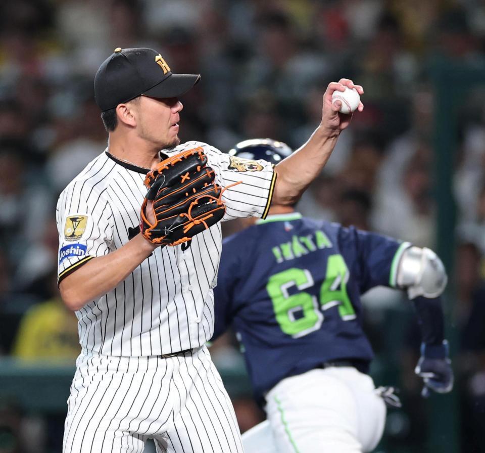 ６回、伊藤将は岩田の打球を素手で捕球し一塁アウトにする（撮影・山口登）