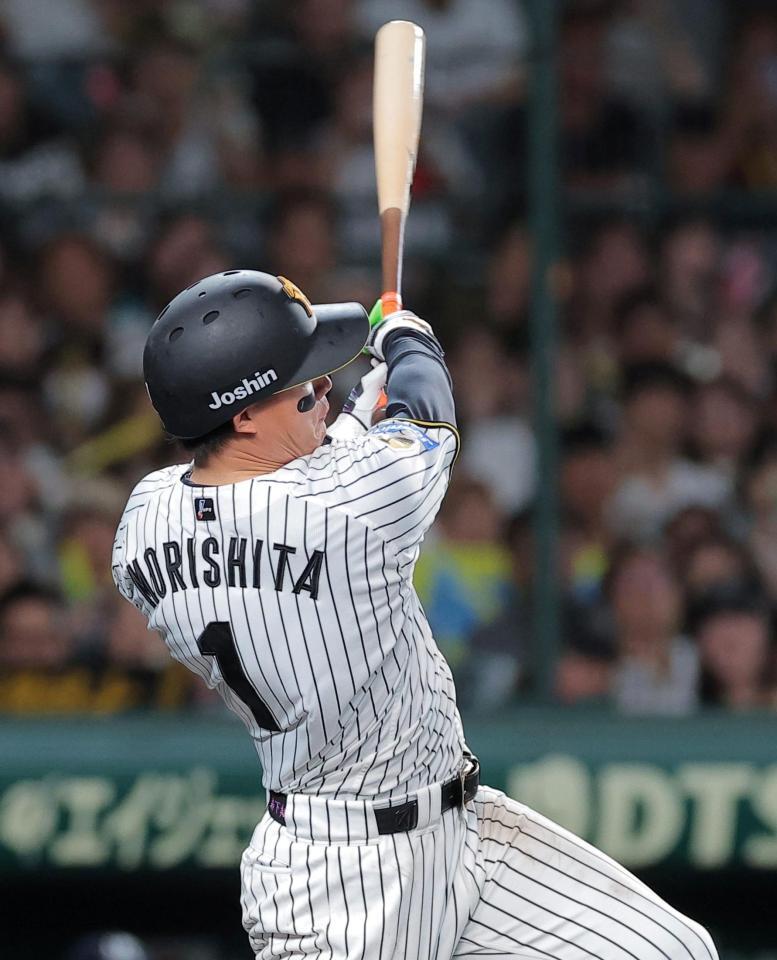 ９回阪神１死一、二塁、左前打を放つ阪神・森下翔太＝甲子園（撮影・西田忠信）