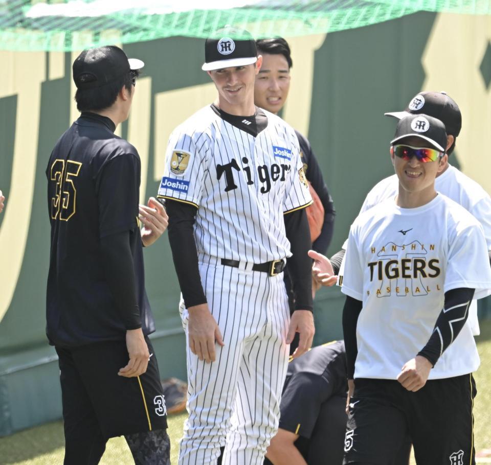 才木（左）らと談笑するルーカス（撮影・飯室逸平）