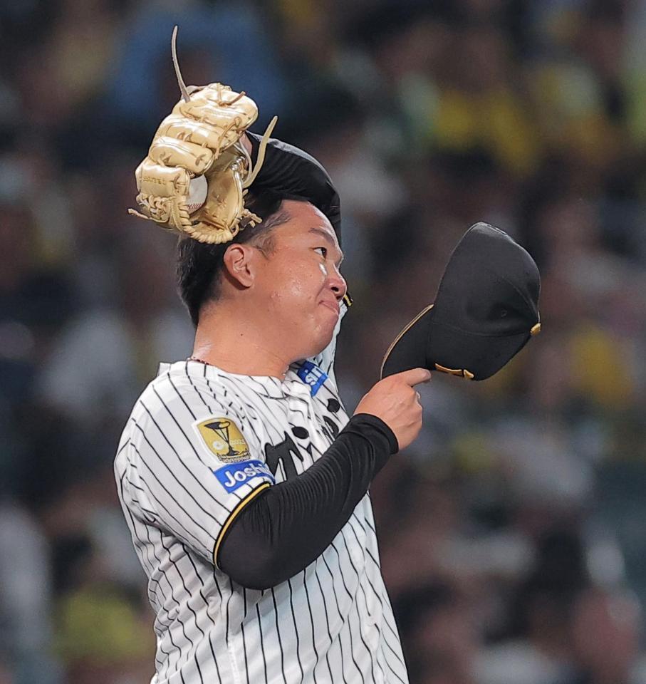 ６回、セデーニョに二塁打を許し汗をぬぐう村上（撮影・西田忠信）