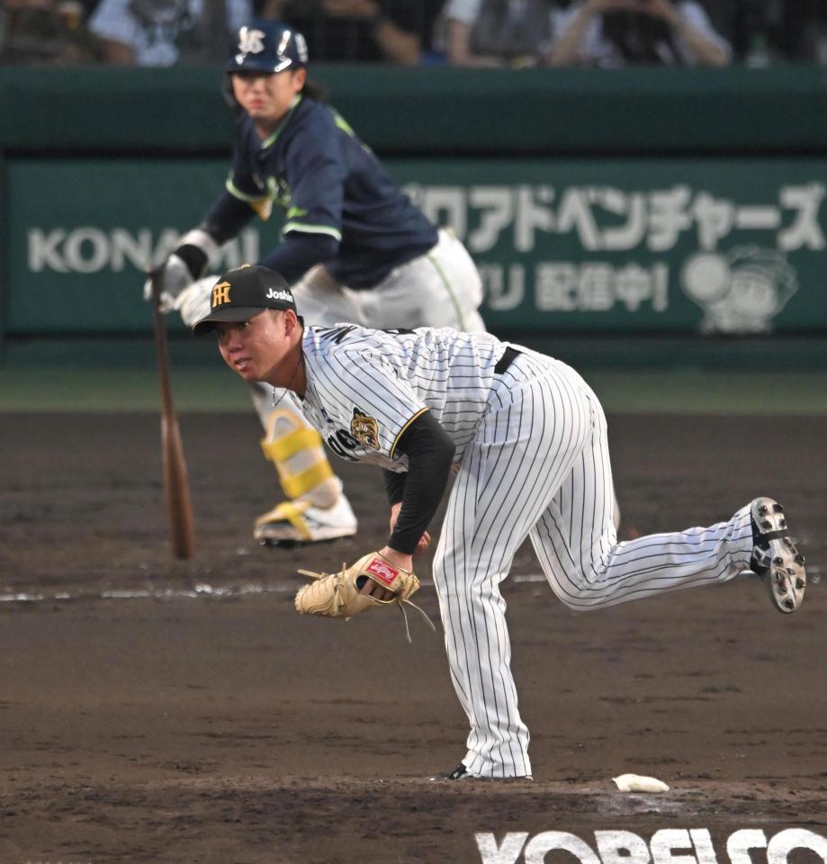４回、長岡に中前打を許す村上（撮影・飯室逸平）
