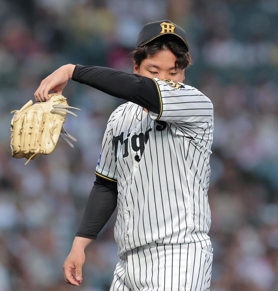 ３回を投げ終えベンチに戻る村上（撮影・西田忠信）