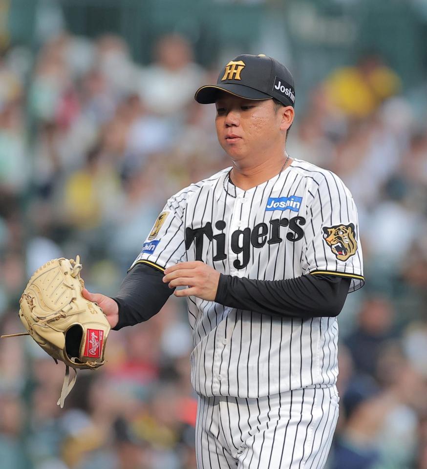 １回、セデーニョを遊直に抑えベンチに戻る村上（撮影・西田忠信）