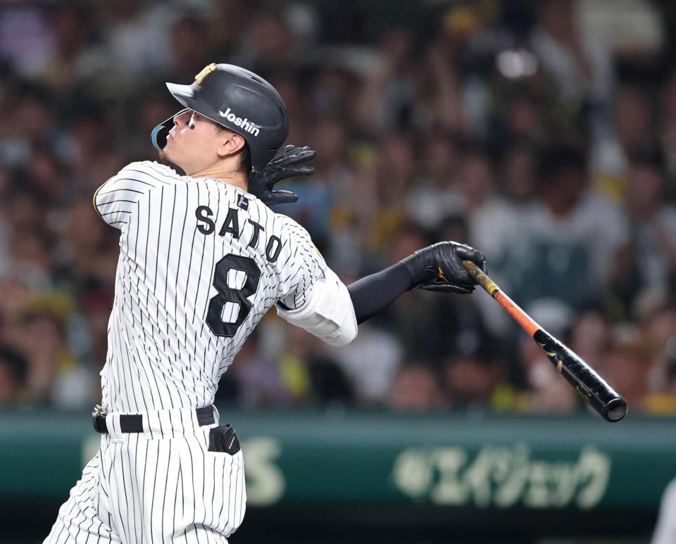 ７回、中越えに先制２ランを放つ佐藤輝（撮影・山口登）