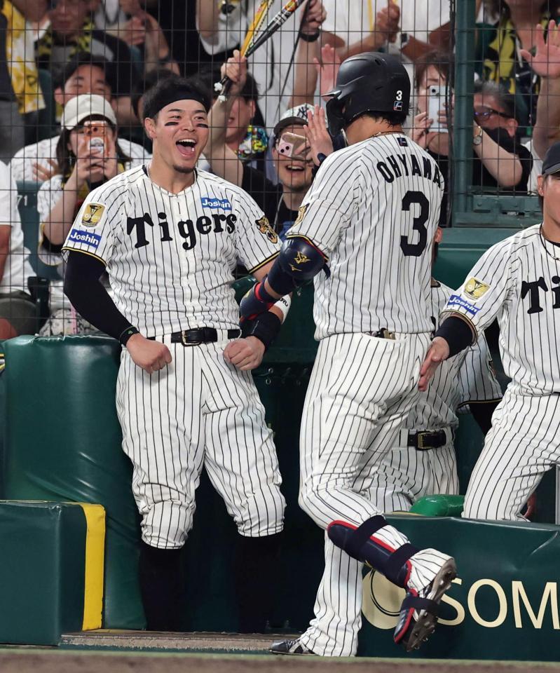 ７回、佐藤輝（左）はソロを放った大山を迎える（撮影・山口登）