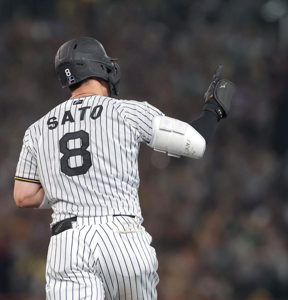 ７回、先制２ランを放ちダイヤモンドを一周する佐藤輝（撮影・西田忠信）