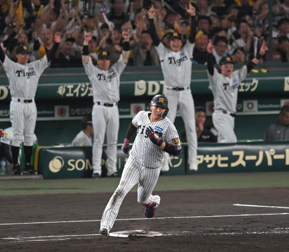 ７回、１２号ソロを放つ大山（撮影・飯室逸平）