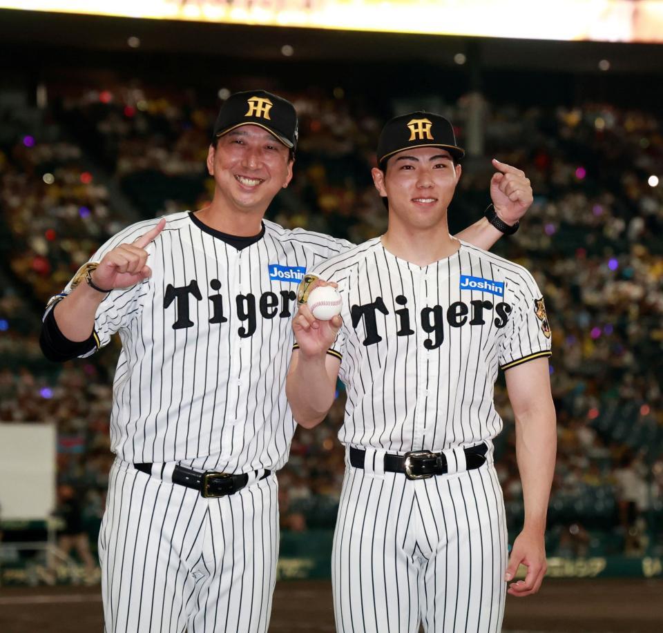 プロ初勝利を挙げ、藤川監督（左）と記念撮影する工藤（撮影・西田忠信）