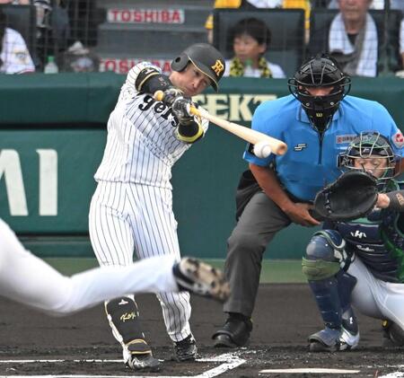 　１回、中前打を放つ近本