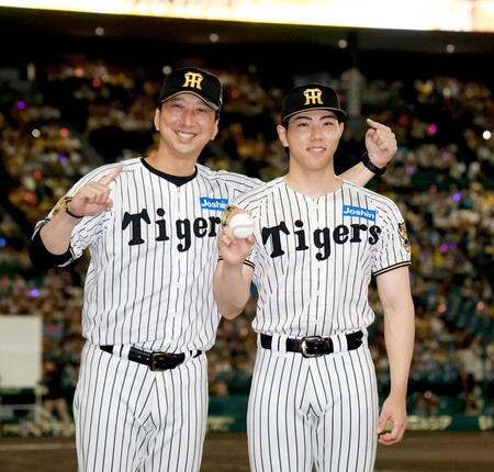 　プロ初勝利を挙げ、藤川監督（左）と記念写真に納まる工藤（撮影・西田忠信）