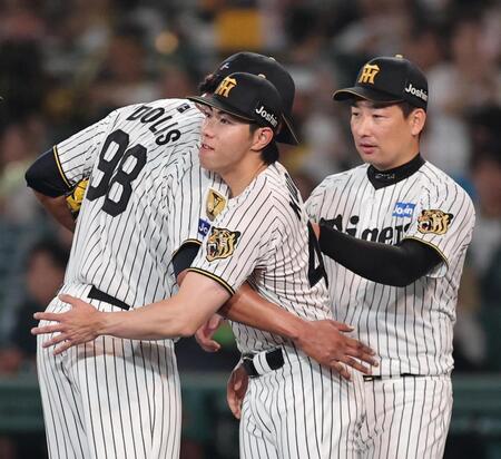 プロ初勝利を飾った、工藤はドリスとハグする（撮影・山口登）