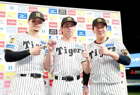 お立ち台でポーズを決める（左から）佐藤輝、工藤、大山（撮影・西田忠信）