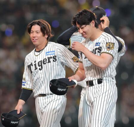 プロ初勝利を挙げ、梅野（左）に祝福される工藤（撮影・西田忠信）