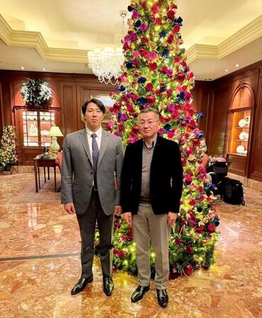 　新入団選手会見後の工藤と父・一範さん（家族提供）