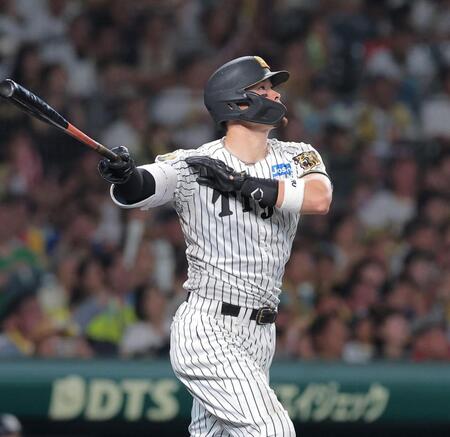 ７回、先制２ランを放つ佐藤輝（撮影・西田忠信）