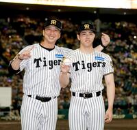 　プロ初勝利を挙げ、藤川監督（左）と記念写真に納まる工藤（撮影・西田忠信）