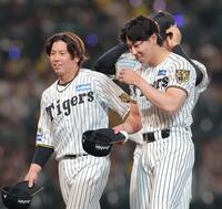 プロ初勝利を挙げ、梅野（左）に祝福される工藤（撮影・西田忠信）
