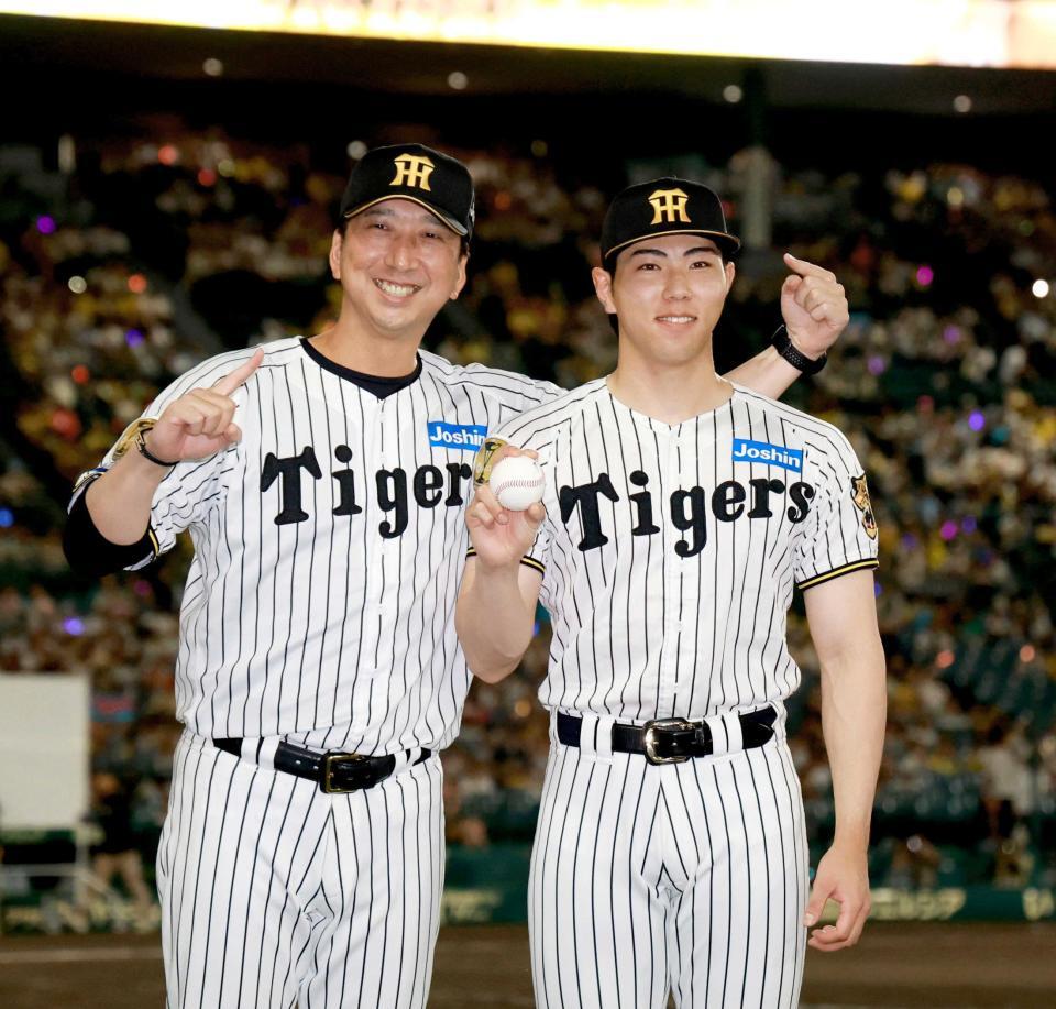 　プロ初勝利を挙げ、藤川監督（左）と記念写真に納まる工藤（撮影・西田忠信）
