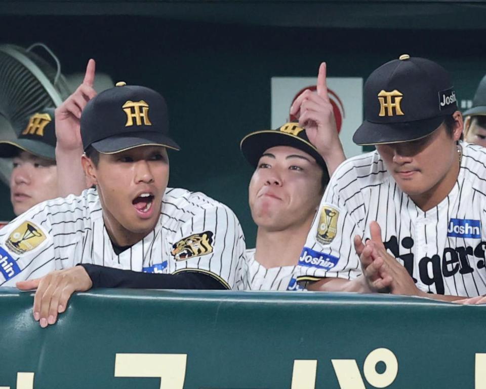 勝利の瞬間、工藤（中央）は指を天に向け喜ぶ（撮影・山口登）