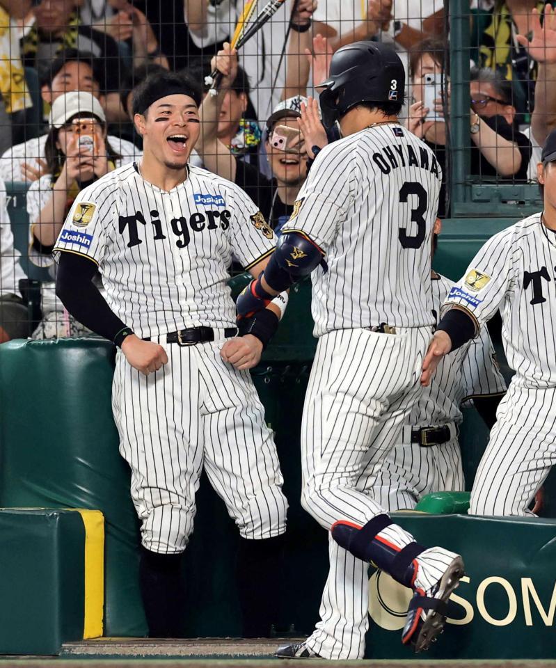 　７回、佐藤輝（左）はソロを放った大山を迎える（撮影・山口登）