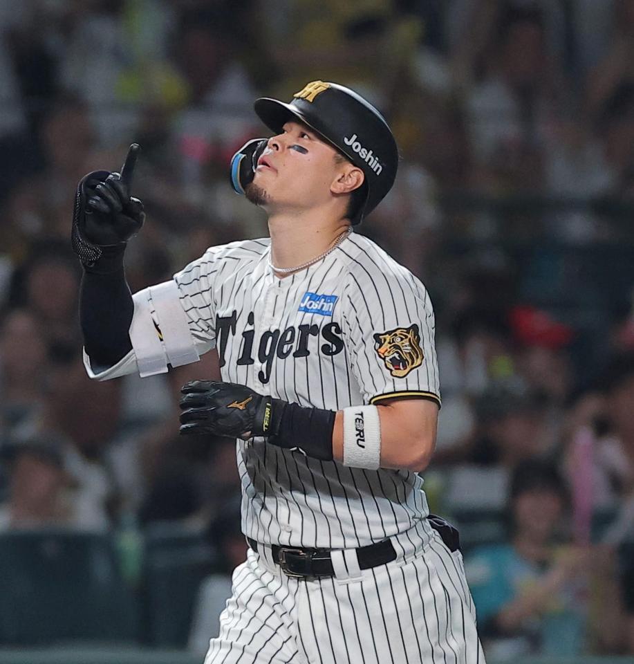 ７回、先制２ランを放ち三塁を回る佐藤輝（撮影・西田忠信）