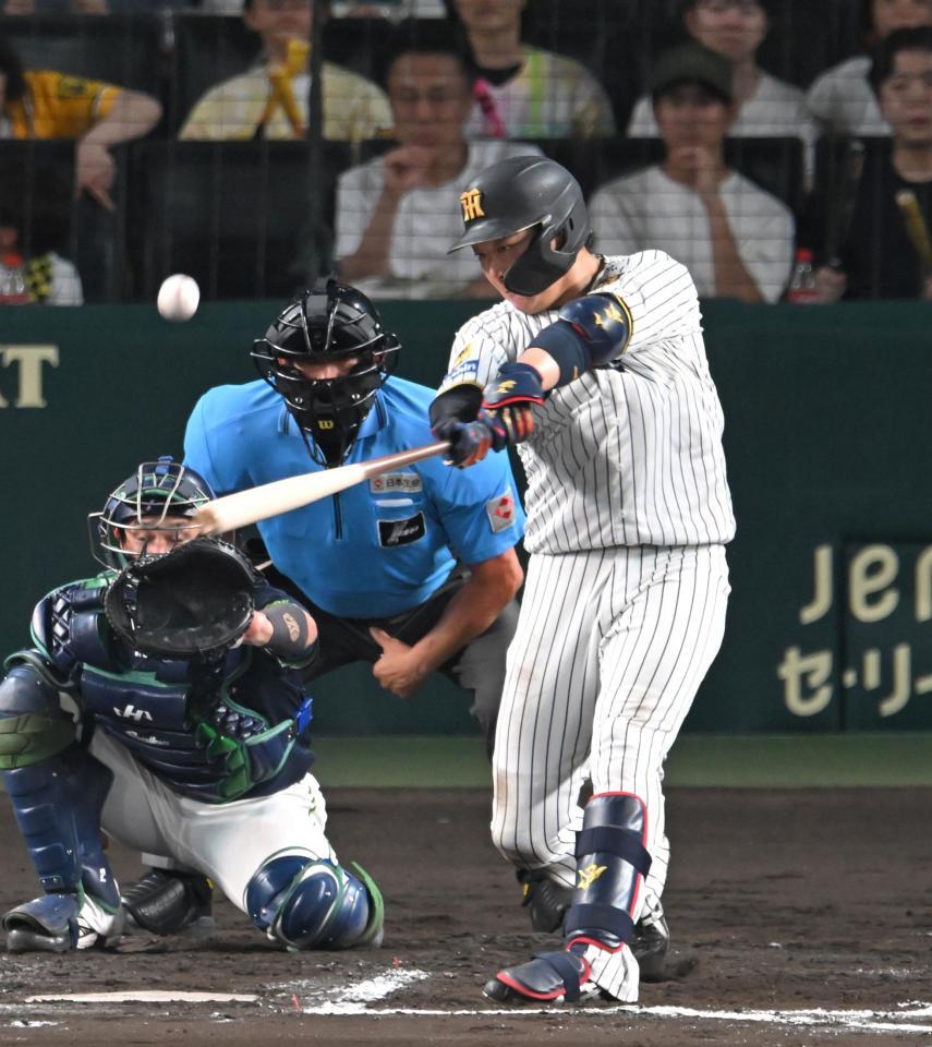 ７回、１２号ソロを放つ大山（撮影・飯室逸平）