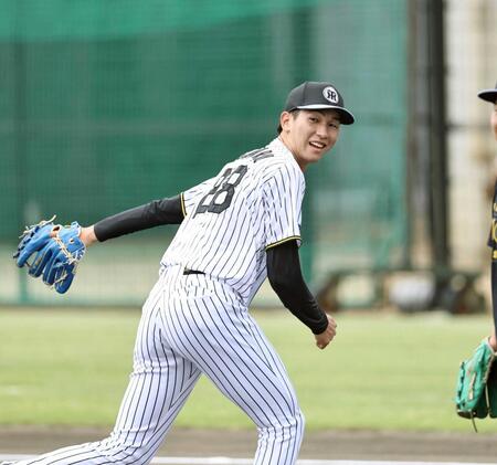 　ノックを受け二塁へ送球する今朝丸（撮影・田中太一）
