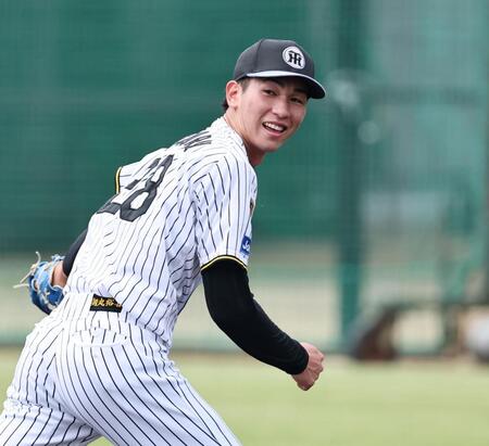 ノックを受け二塁へ送球する今朝丸（撮影・田中太一）