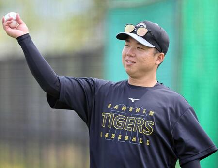 　キャッチボールをする村上