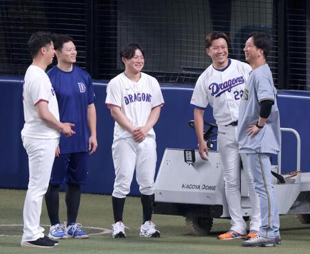 球宴に出場する（左から）松山、細川、村松、大野にあいさつされ笑顔を見せる藤川監督（撮影・立川洋一郎）