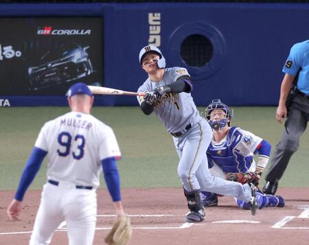 １回、右中間スタンドへ先制ソロを放つ森下（撮影・立川洋一郎）
