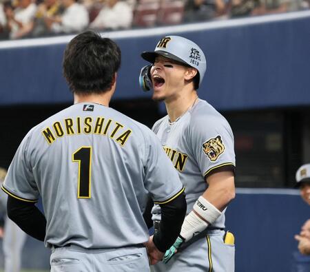 １回、ソロを放った佐藤輝は森下に迎えられ雄たけびをあげる（撮影・田中太一）