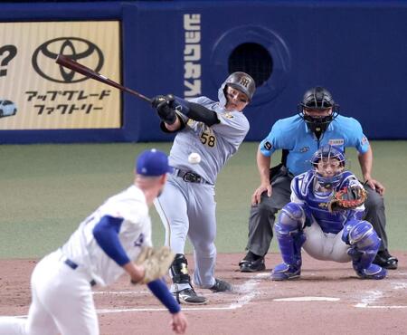 ４回、中前打を放つ前川（撮影・立川洋一郎）