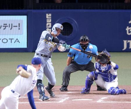 ８回、センターバックスクリーンへ３ランを放つ佐藤輝（撮影・立川洋一郎）