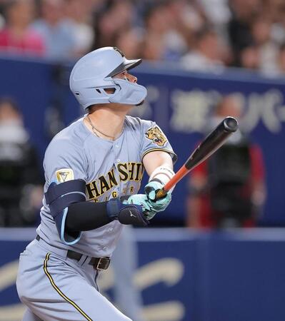８回、３ランを放つ佐藤輝（撮影・西田忠信）