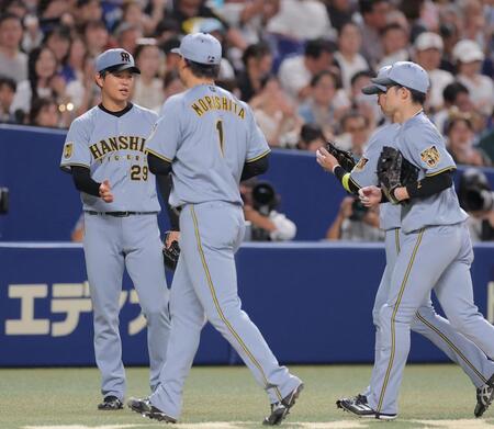 ６回に好守備を見せた近本（右から２人目）らを迎える高橋（撮影・西田忠信）