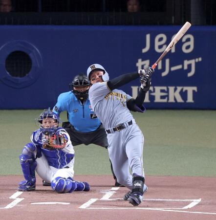 １回、右中間スタンドへ先制ソロを放つ森下（撮影・立川洋一郎）