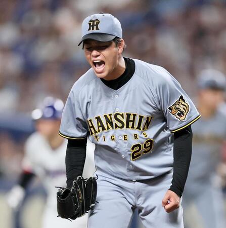 ８回、サノーを三振に仕留め、雄たけびをあげる高橋（撮影・田中太一）