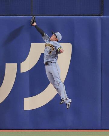６回、細川の飛球を好捕する近本（撮影・西田忠信）