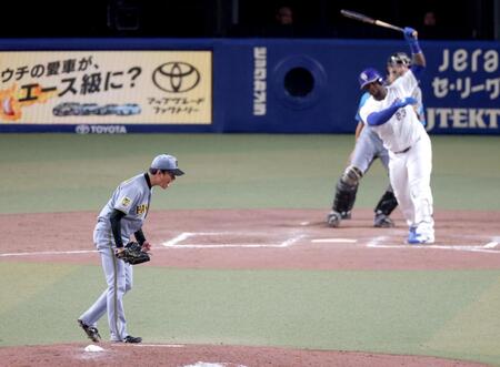８回、サノーを空振り三振に仕留め雄たけびを上げる高橋（撮影・立川洋一郎）