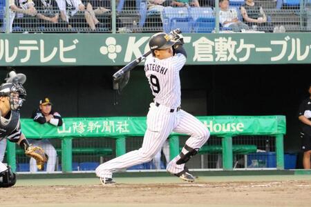 ２回、右前打を放つ立石