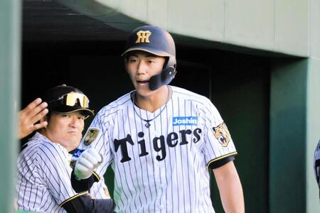 １回、栄枝の中前適時打で生還し、ベンチに迎えられる立石