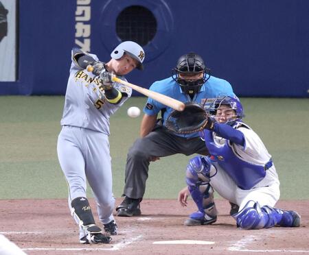 ９回、右前打を放つ近本（撮影・立川洋一郎）