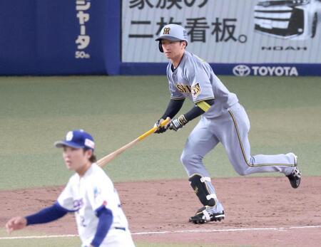 ９回、右前打を放つ近本（撮影・立川洋一郎）