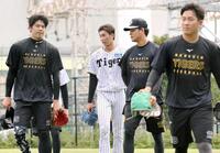 　才木、高橋ら先発陣と調整する今朝丸